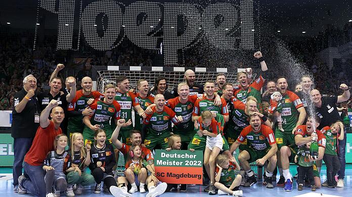 Die Magdeburger Mannschaft jubelt nach dem vorzeitigen Gewinn der Deutschen Meisterschaft.