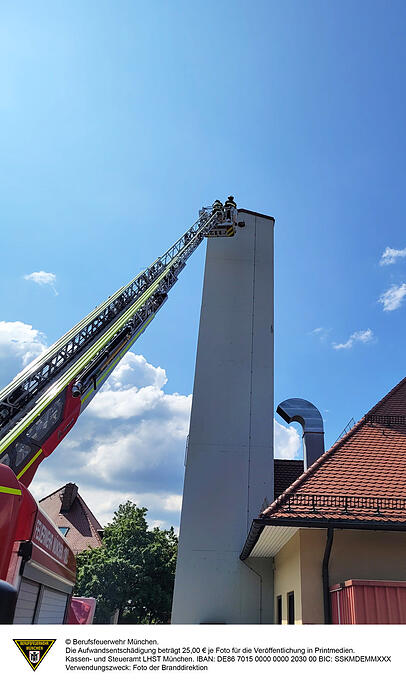 Die Feuerwehr München beim Falkenrettungseinsatz. Dabei müssen die Einsatzkräfte hoch hinaus. Die Feuerwehr München beim Falkenrettungseinsatz. Dabei müssen die Einsatzkräfte hoch hinaus.