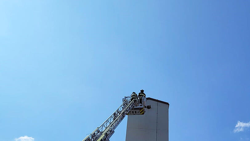 Die Feuerwehr München beim Falkenrettungseinsatz. Dabei müssen die Einsatzkräfte hoch hinaus. Die Feuerwehr München beim Falkenrettungseinsatz. Dabei müssen die Einsatzkräfte hoch hinaus.