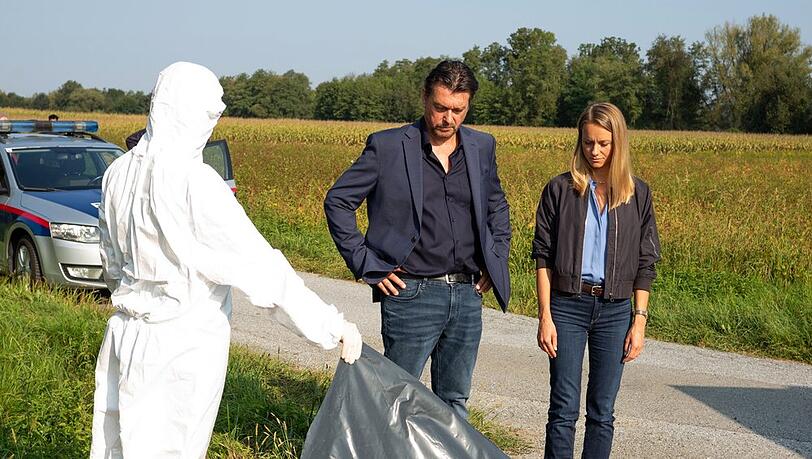"Landkrimi: Steirerwahn": Sascha Bergmann (Hary Prinz, M.) und seine Kollegin Anni Sulmtaler (Anna Unterberger, r.) am Tatort.