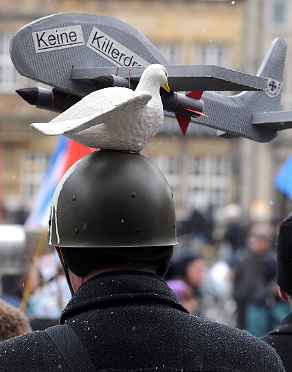 Die Ostermärsche richten sich traditionell gegen das atomare
Wettrüsten. Bundesweit gingen an vielen Orten Menschen auf die
Straße, unter anderem in Hessen, Nordrhein-Westfalen,
Schleswig-Holstein und Bremen. Die Bilder!