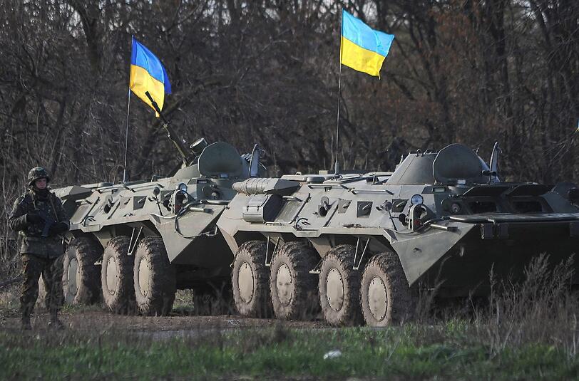 Ukrainische Truppen in der Ostukraine. Aus einigen Orten wurden bereits Gefechte mit prorussischen Separatisten gemeldet.