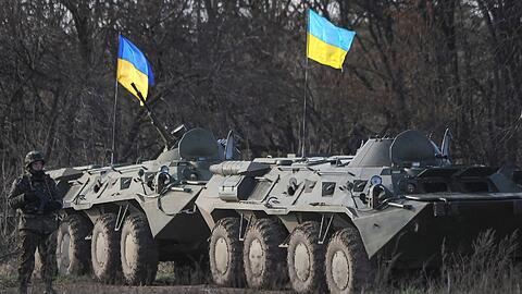 Ukrainische Truppen in der Ostukraine. Aus einigen Orten wurden bereits Gefechte mit prorussischen Separatisten gemeldet.