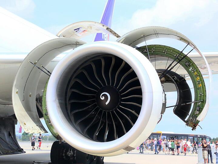 Ganz schön riesig: das Triebwerk der FedEx Boing777F.