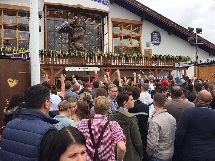 Andrang auch vor dem Löwenbräu.