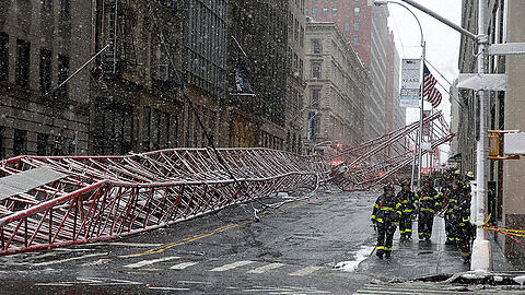 Der riesige Kran stürzte der Länge nach auf die Straße und begrub Autos unter sich. Bilder aus New York.