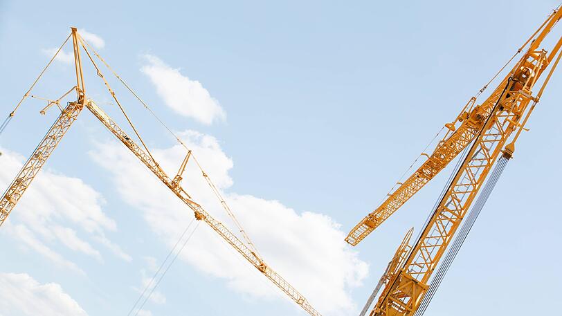 Auf der Baustelle am Hans-Seidel-Platz waren an Christi Himmelfahrt unter anderem zwei Kräne im Einsatz. (Symbolbild)