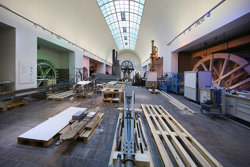 Vieles ist schon ausgebaut. Wasserräder, Dampfwalzen, Motoren - alles muss raus, damit die zweite Museumshälfte saniert werden kann.