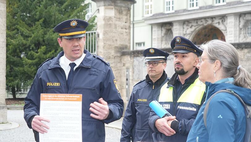 Sonja Haider (ÖDP) übergibt die Forderungen der Demonstranten an Andreas Franken (links), den Pressesprecher der Münchner Polizei.