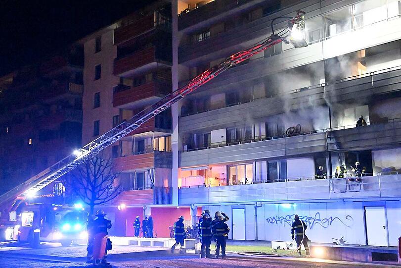 Der Balkonbrand zog sich über 3 Etagen eines Mehrfamilienhauses in der Willy-Brandt-Allee, München-Riem.