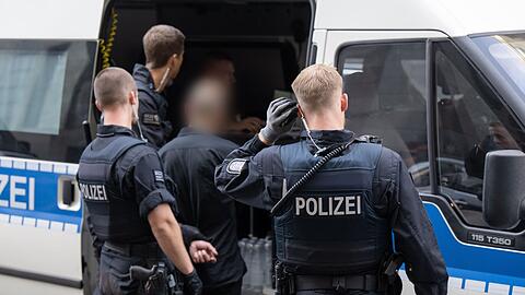 Die Gewerkschaft der Polizei (GdP) fordert angesichts der gestiegenen Zahl registrierter Gewalttaten bessere Technik und mehr Personal. (Archivbild)