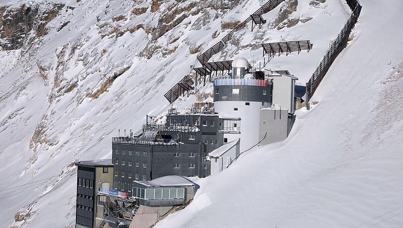 Die Umweltforschungsstation Schneefernerhaus unterhalb des Zugspitz-Gipfels soll künftig noch ein hochmodernes Teleskop erhalten. (Archivbild)