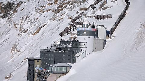 Die Umweltforschungsstation Schneefernerhaus unterhalb des Zugspitz-Gipfels soll künftig noch ein hochmodernes Teleskop erhalten. (Archivbild)
