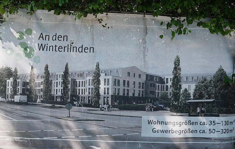 Das Plakat ist inzwischen grau geworden und wird von Grün überwuchert. Das Plakat ist inzwischen grau geworden und wird von Grün überwuchert.