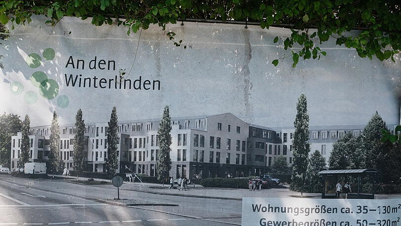 Das Plakat ist inzwischen grau geworden und wird von Grün überwuchert. Das Plakat ist inzwischen grau geworden und wird von Grün überwuchert.