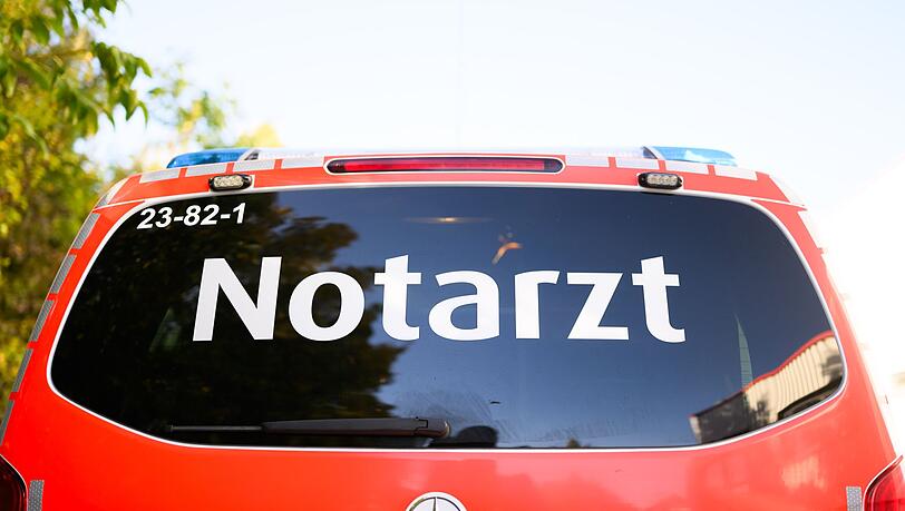 Der Transporterfahrer wurde schwer verletzt und in eine Fachklinik geflogen. (Symbolbild)