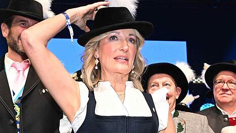 Monika Gruber hatte auf der B&uuml;hne mit einem H&auml;nger zu k&auml;mpfen.