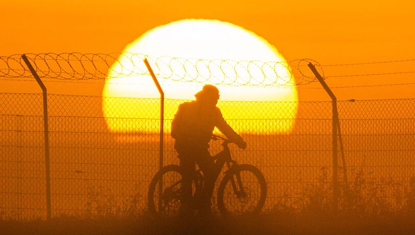 Am Wochenende wird es noch einmal sommerlich in Deutschland – im Südwesten sogar mit Temperaturen über 30 Grad. Am Wochenende wird es noch einmal sommerlich in Deutschland – im Südwesten sogar mit Temperaturen über 30 Grad.