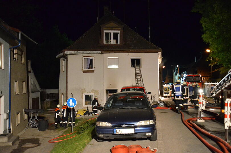 Schock in Vilsbiburg: In diesem Mehrfamilienhaus verbrannte einer Frau.