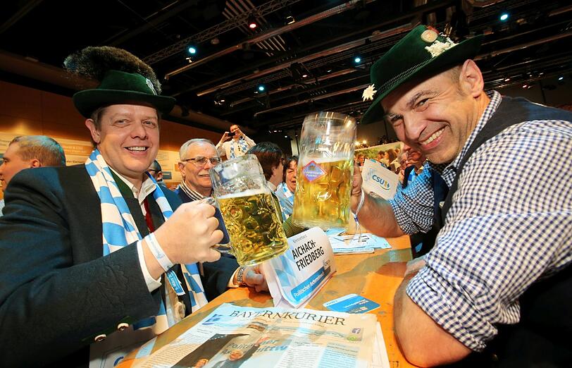 Prost - auf die CSU! In der Passauer Dreiländerhalle stimmen sich CSU-Fans auf die Reden von Horst Seehofer und Peter Gauweiler ein.