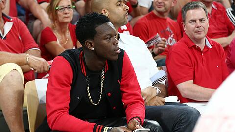 Bei Spiel zwei und drei saß Dennis Schröder noch in der Halle. Beim vierten Finalspiel im Audi Dome musste der NBA-Star draußen bleiben.