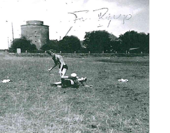 1965 spielte Fred Ryngo am Petuelring noch Fußball, heute teilt dort die Tramwendeschleife die Wiese, darunter fährt die U-Bahn.
