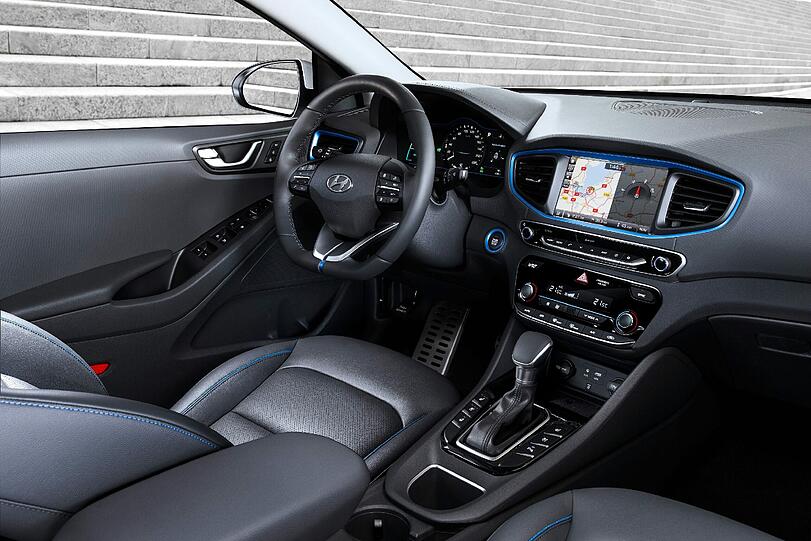 Der Hyundai Ioniq Hybrid hat einen Wählhebel für sein Sechsgang-Doppelkupplungsgetriebe, dazu gibt es reichlich Taster und Schalter.