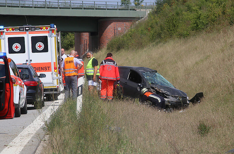 Das Auto ist von der Straße abgekommen und hat sich anschließend mehrmals überschlagen. Die Bilder des Unfalls.