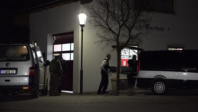 Bilder vom Sonntagabend: Siegfried Rauch sackt am Sonntag in seinem Wohnort Obersöchering südlich von München zusammen und fällt anschließend eine Treppe hinab. Der Sturz war nicht todesursächlich. Die Obduktion des Leichnams ergab: Herzversagen. Bilder vom Sonntagabend: Siegfried Rauch sackt am Sonntag in seinem Wohnort Obersöchering südlich von München zusammen und fällt anschließend eine Treppe hinab. Der Sturz war nicht todesursächlich. Die Obduktion des Leichnams ergab: Herzversagen.