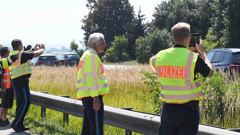 Die Polizei steht auf der anderen Seite und dokumentiert die Gaffer.
