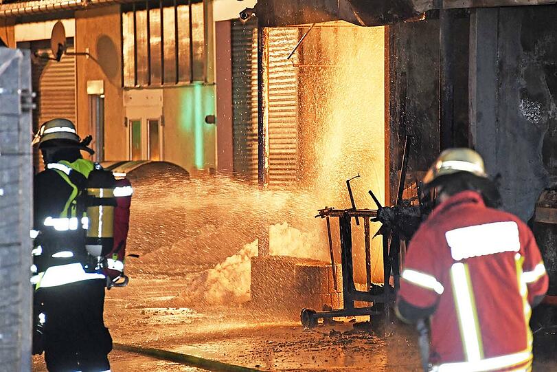 Stundenlang musste die Feuerwehr den Gas-Tank kühlen, um eine Explosion zu verhindern.