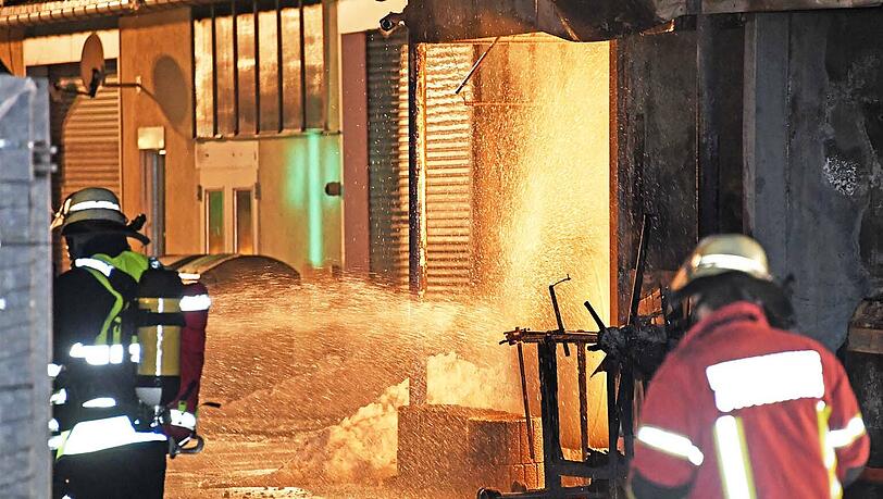 Stundenlang musste die Feuerwehr den Gas-Tank kühlen, um eine Explosion zu verhindern. Stundenlang musste die Feuerwehr den Gas-Tank kühlen, um eine Explosion zu verhindern.
