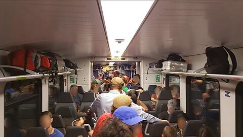 Benjamin Hahn hat dieses Foto im ebenfalls vollen Ersatz-Zug von Salzburg Richtung München gemacht.