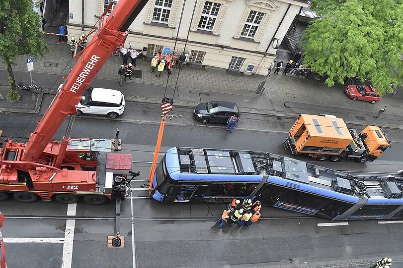 Die Bahn musste mit einem Kran der Feuerwehr angehoben und ins Gleis zurück gehievt werden.