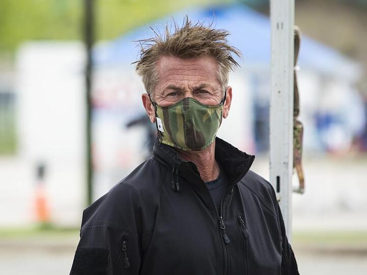 Sean Penn bei der Eröffnung eines neuen Corona-Drive-Thru-Testgeländes in Chicago.