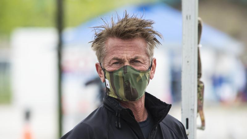 Sean Penn bei der Eröffnung eines neuen Corona-Drive-Thru-Testgeländes in Chicago. Sean Penn bei der Eröffnung eines neuen Corona-Drive-Thru-Testgeländes in Chicago.