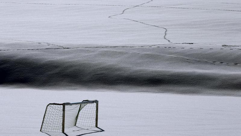 Ein Tor steht auf einem Fußballplatz inmitten des frisch gefallenen Schnees. Foto: Karl-Josef Hildenbrand Ein Tor steht auf einem Fußballplatz inmitten des frisch gefallenen Schnees. Foto: Karl-Josef Hildenbrand