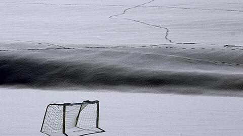 Ein Tor steht auf einem Fußballplatz inmitten des frisch gefallenen Schnees. Foto: Karl-Josef Hildenbrand