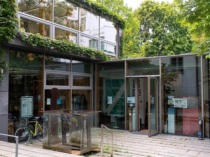 Rund 65.000 Medien befinden sich im Lyrik Kabinett.