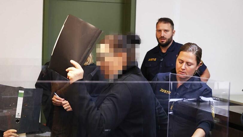 Vor Prozessbeginn: Die Angeklagte wird zu ihrem Platz im Gerichtssaal geführt.