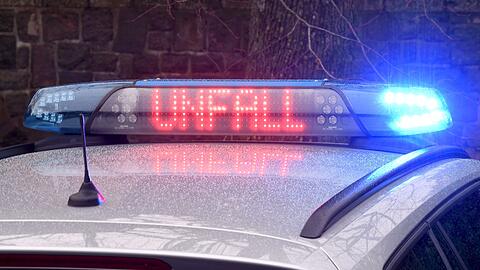 Die Leuchtschrift "Unfall" auf dem Dach eines Polizeiwagens.