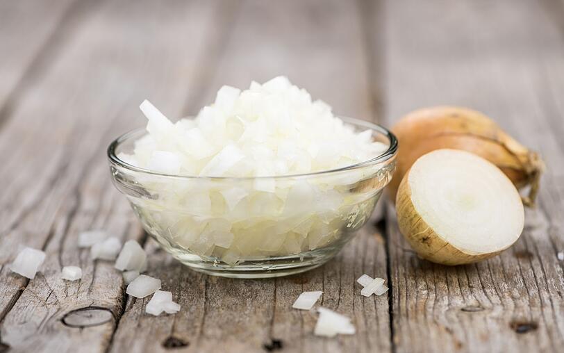 Nicht nur der Geschmack der Zwiebel ist bemerkenswert, auch die heilende Wirkung sollte nicht unterschätzt werden. Zwiebeln wirken krampflösend, antibakteriell, auswurffördernd, harntreibend, fördern die Gewichtsreduktion, senken den Blutdruck, die Blutfette und den Blutzucker, unterstützen die Krebsprophylaxe und wirken anti-asthmatisch und blutverdünnend. Nicht nur der Geschmack der Zwiebel ist bemerkenswert, auch die heilende Wirkung sollte nicht unterschätzt werden. Zwiebeln wirken krampflösend, antibakteriell, auswurffördernd, harntreibend, fördern die Gewichtsreduktion, senken den Blutdruck, die Blutfette und den Blutzucker, unterstützen die Krebsprophylaxe und wirken anti-asthmatisch und blutverdünnend.