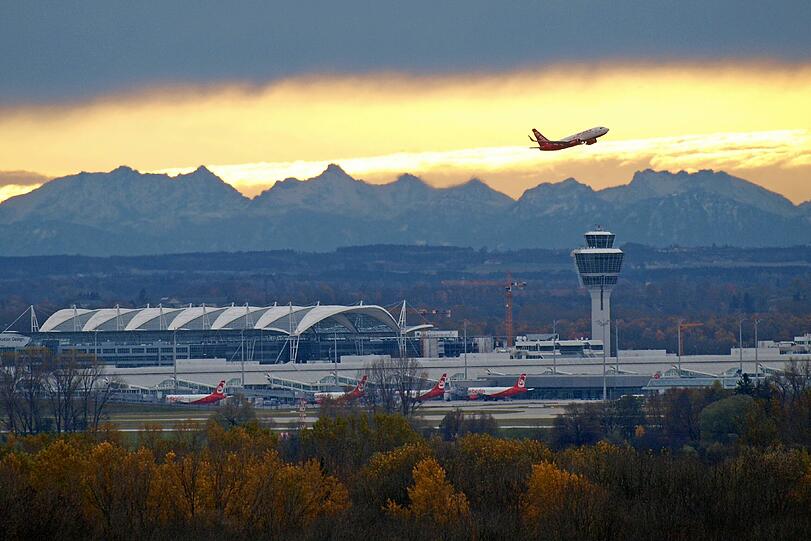 Sieben Minuten vom Münchner Flughafen entfernt müssen die Piloten die Alpen überfliegen. Deshalb versuchen sie die Flieger schnell hoch zu bringen.