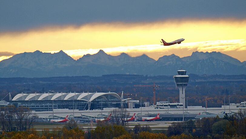 Sieben Minuten vom Münchner Flughafen entfernt müssen die Piloten die Alpen überfliegen. Deshalb versuchen sie die Flieger schnell hoch zu bringen. Sieben Minuten vom Münchner Flughafen entfernt müssen die Piloten die Alpen überfliegen. Deshalb versuchen sie die Flieger schnell hoch zu bringen.