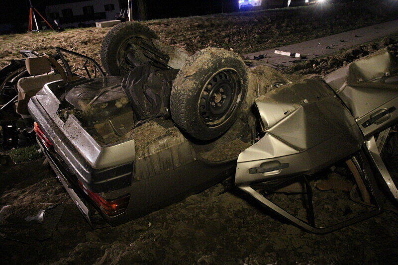 Bei einem Verkehrsunfall am Mittwochabend in Waging am See ist ein 49 Jahre alter Autofahrer ums Leben gekommen, nachdem er frontal gegen einen Baum gerast war.