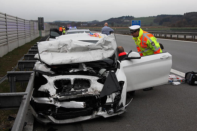 Bei dem schweren Unfall auf der A94 bei Ampfing werden die zwei Fahrer verletzt.