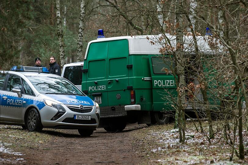Kriminaltechniker sichern in Berlin in einem Waldstück an der Bärenlauchstraße Spuren. Dort hatten am Morgen Spaziergänger die Leiche der Frau gefunden.
