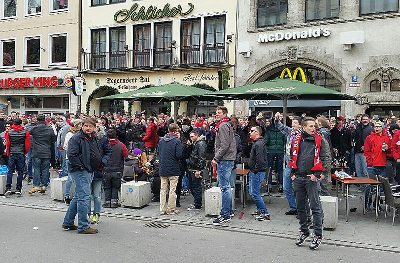 Amateur-Derby: FC Bayern II gegen den TSV 1860 II - Fans treffen sich in den Innenstadt. Die Bilder...