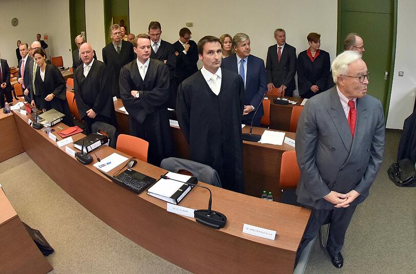 Ein Foto vom 23. Juli: Die Rechtsanwälte und Angeklagten um den Co-Chef der Deutschen Bank, Jürgen Fitschen (hinterste Reihe 2.v.r.).