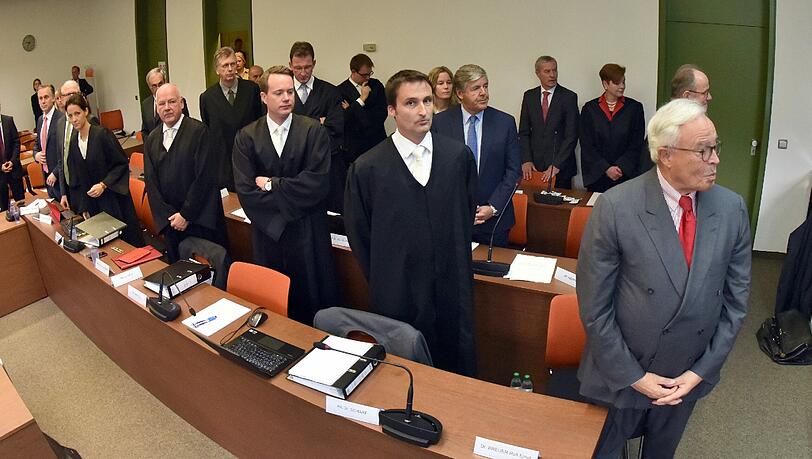 Ein Foto vom 23. Juli: Die Rechtsanwälte und Angeklagten um den Co-Chef der Deutschen Bank, Jürgen Fitschen (hinterste Reihe 2.v.r.). Ein Foto vom 23. Juli: Die Rechtsanwälte und Angeklagten um den Co-Chef der Deutschen Bank, Jürgen Fitschen (hinterste Reihe 2.v.r.).